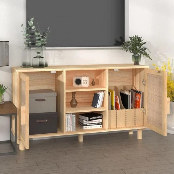 Buffet bois et rotin ouvert avec rangements utilisés, posé dans un salon avec meuble TV en arrière-plan
