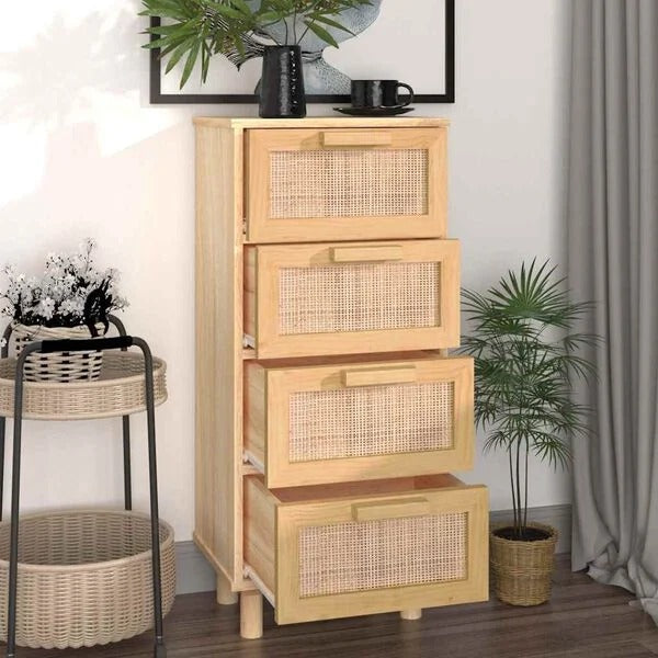 Chiffonnier colonne bois et rotin avec tiroirs ouverts, posé dans une chambre avec décoration naturelle
