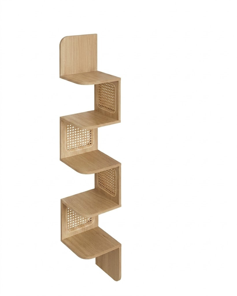Étagère d'angle murale en bois naturel et rotin 5 niveaux en zigzag, vue de face sur fond blanc