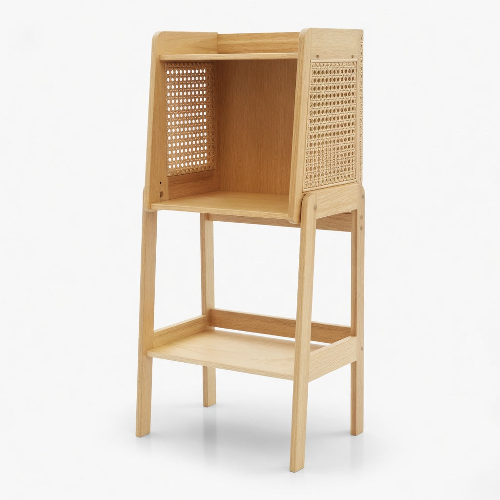 Étagère haute en bois naturel et rotin avec compartiment supérieur et tablette inférieure, vue de trois quarts sur fond blanc