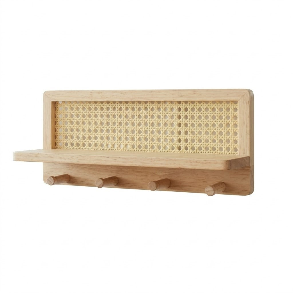 Étagère murale en bois naturel et rotin tressé avec tablette et 5 crochets ronds, vue de trois quarts sur fond blanc
