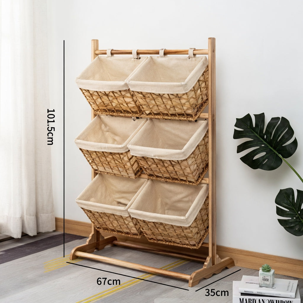 Étagère de rangement en rotin et bois avec 6 paniers tissu posée dans un salon avec dimensions 67 x 35 x 101,5 cm