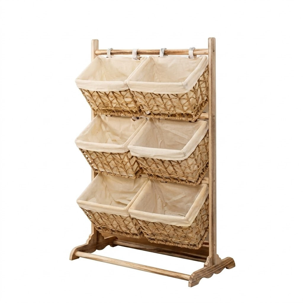 Étagère de rangement en rotin et bois avec 6 paniers doublés tissu écru sur fond blanc