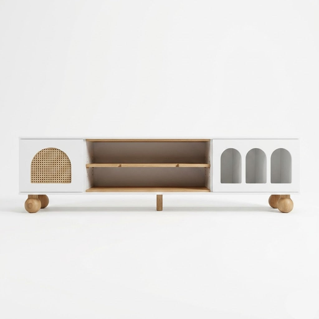 Vue de face du meuble TV blanc 170 cm avec porte en rotin naturel en forme d'arche à gauche, niche centrale ouverte et panneau arceaux à droite