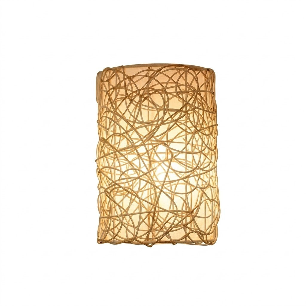 Abat-jour cylindrique en rotin tressé beige sur fond blanc