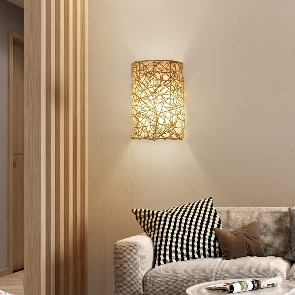 Applique murale en rotin beige installée dans un salon au-dessus d'un canapé