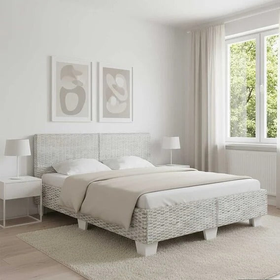 Cadre de lit en rotin tressé blanc 140x200 cm avec tête de lit dans une chambre