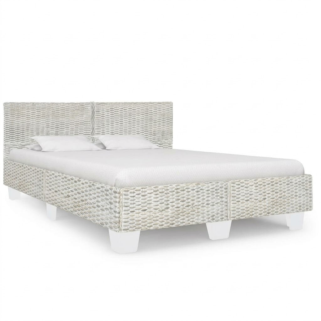 Cadre de lit rotin tressé blanc avec tête de lit rectangulaire et pieds blancs fond blanc
