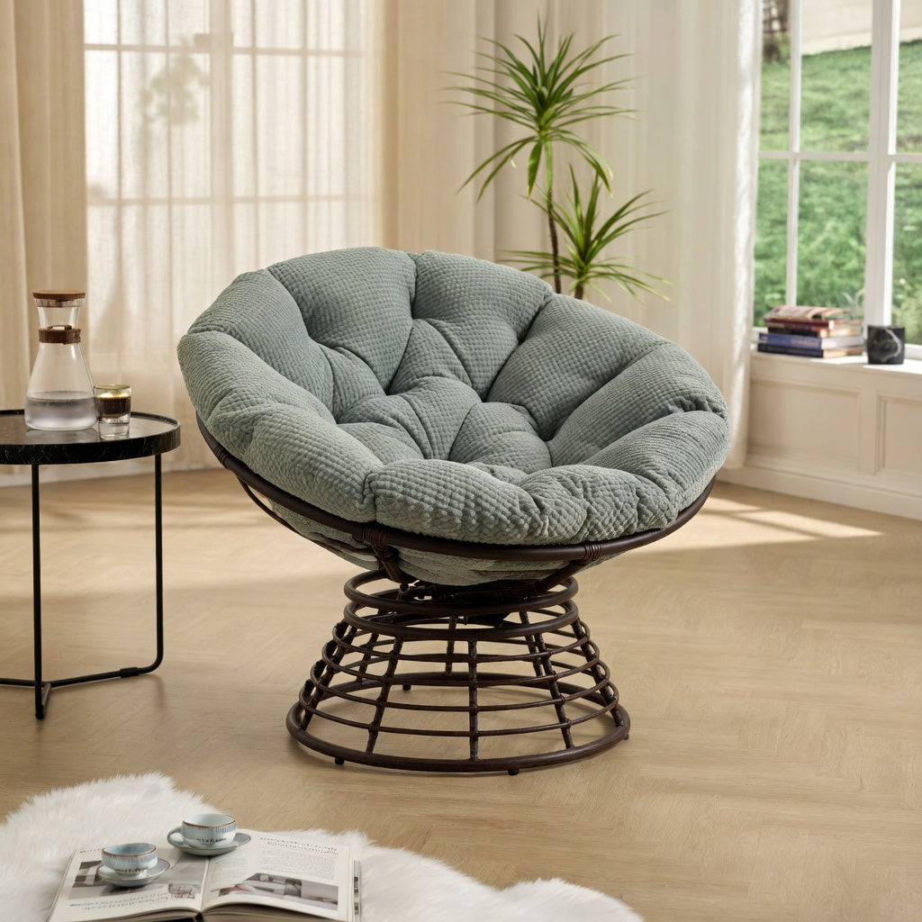 Fauteuil boule rotin pivotant avec coussin gris dans un intérieur lumineux – RotinDéco