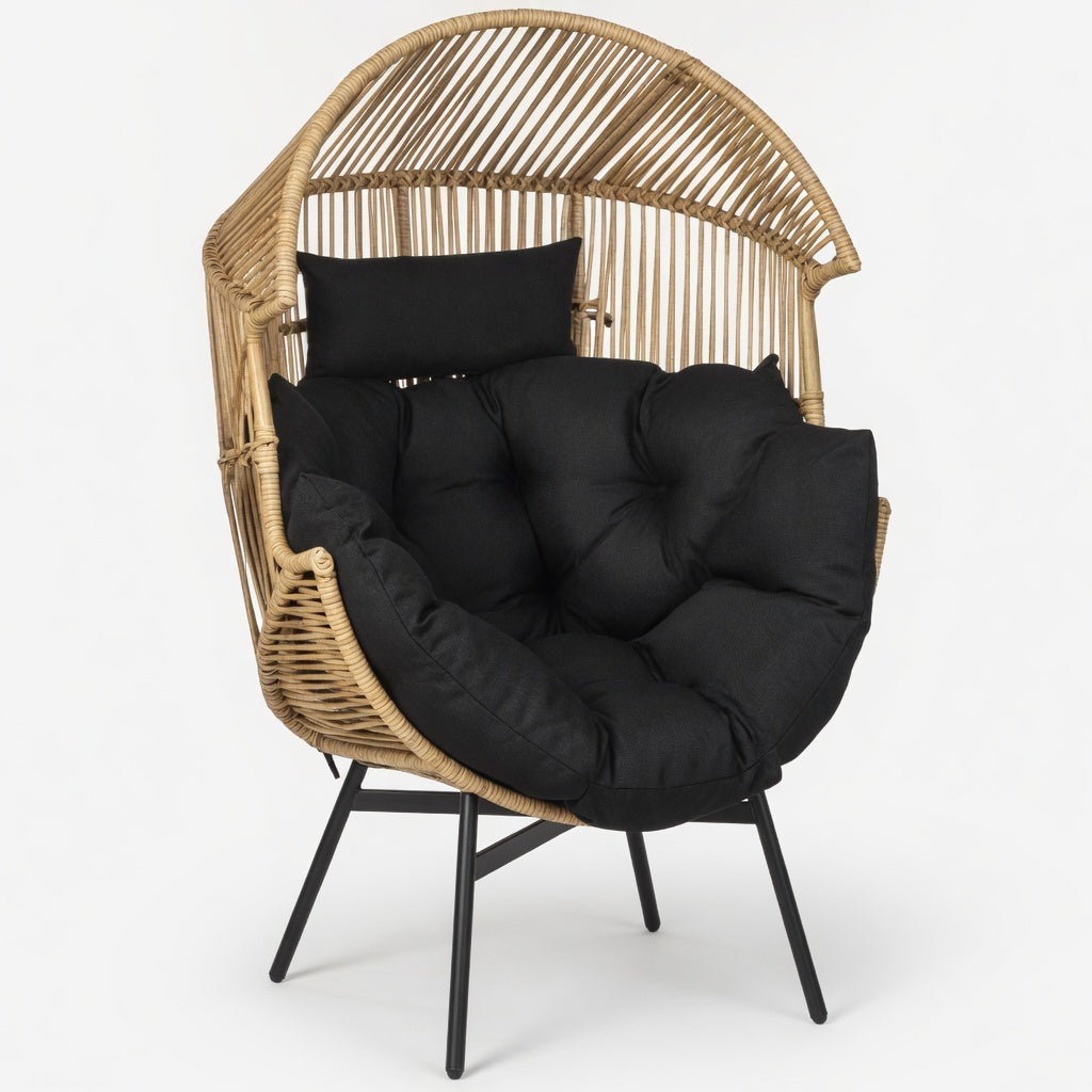 Fauteuil œuf rotin tressé naturel avec coussins noirs sur fond blanc – RotinDéco