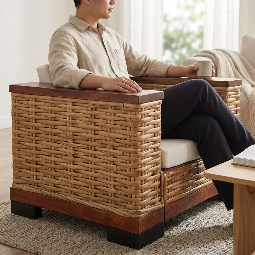Fauteuil en rotin naturel avec coussin écru dans un salon – RotinDéco