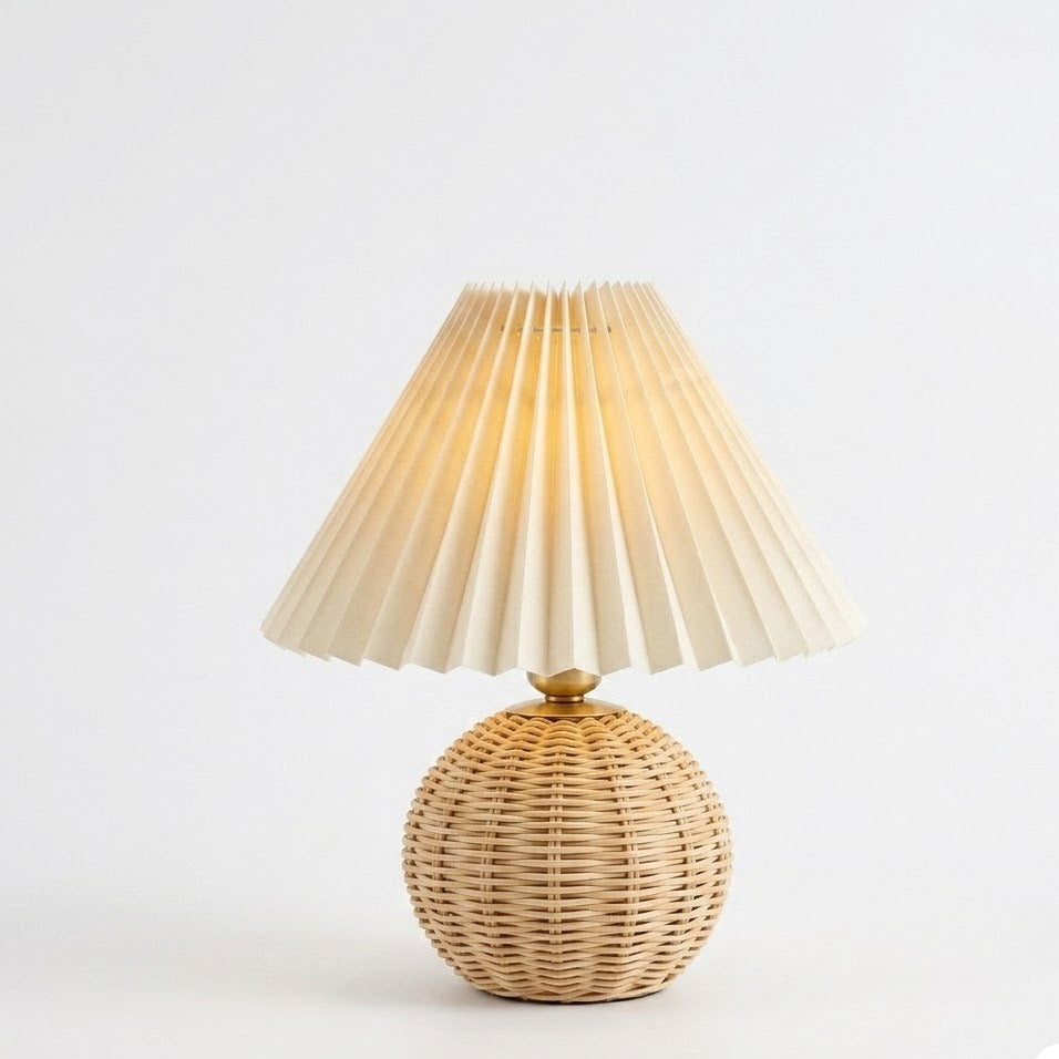 Lampe de table pied boule rotin tressé naturel et abat-jour conique plissé blanc fond blanc