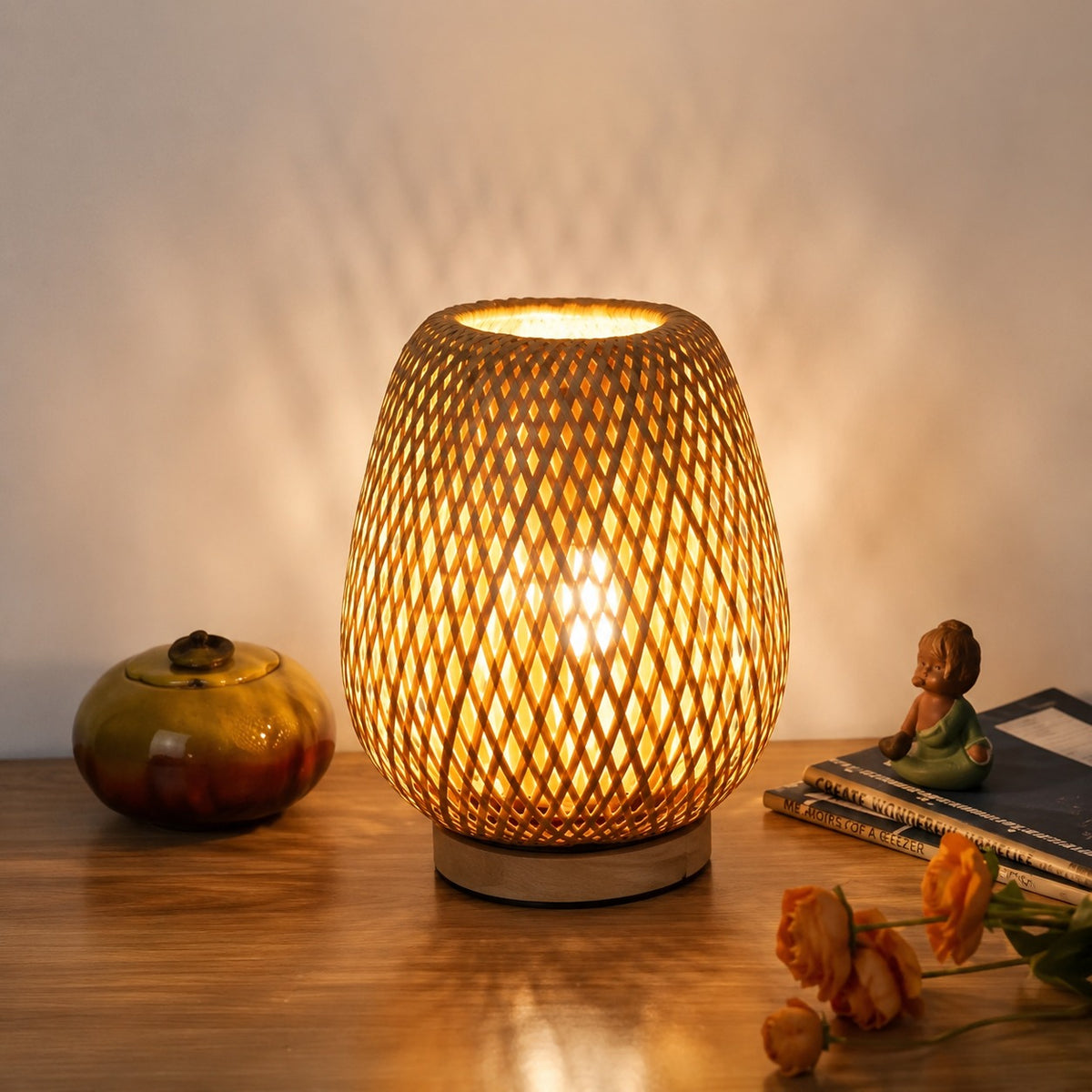 Lampe de table bambou tressé losanges allumée sur un bureau en bois