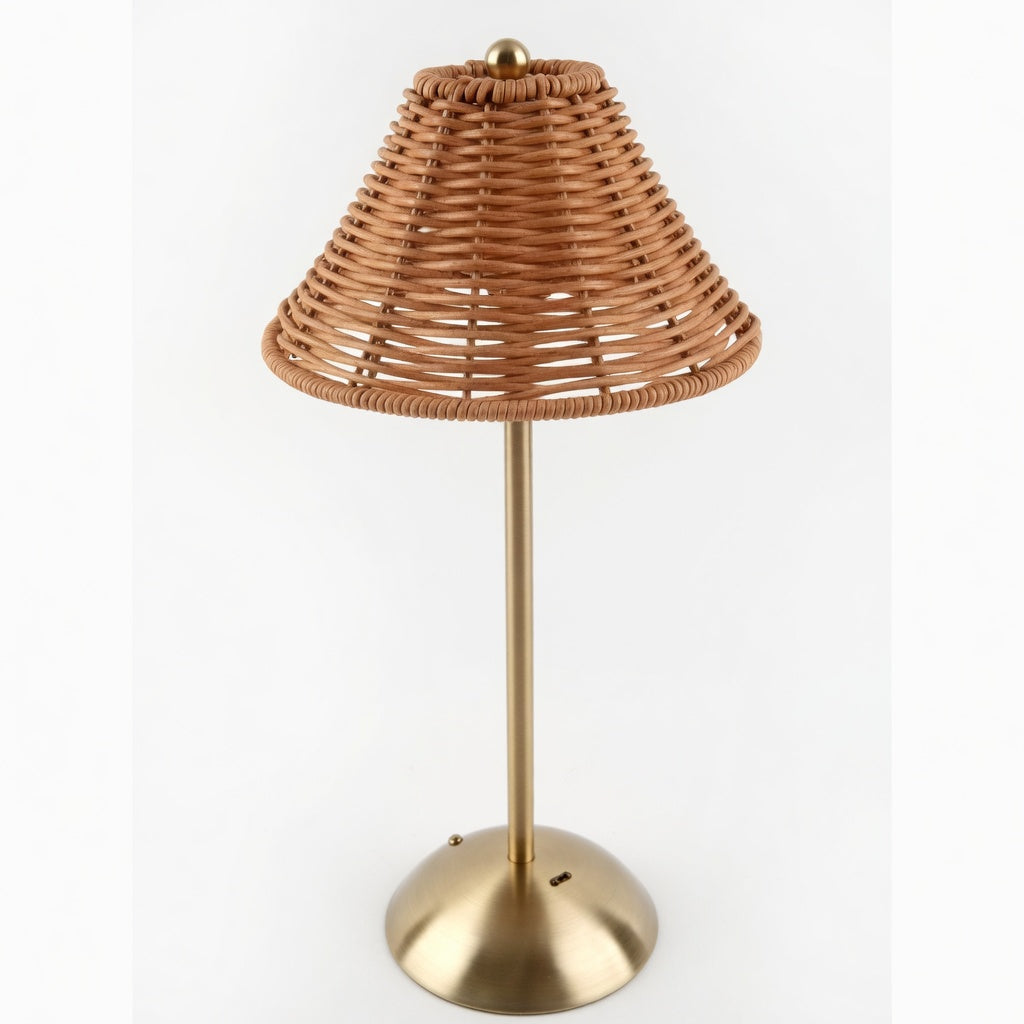 Lampe de table rotin tressé et pied doré posée sur une table de chevet dans une chambre