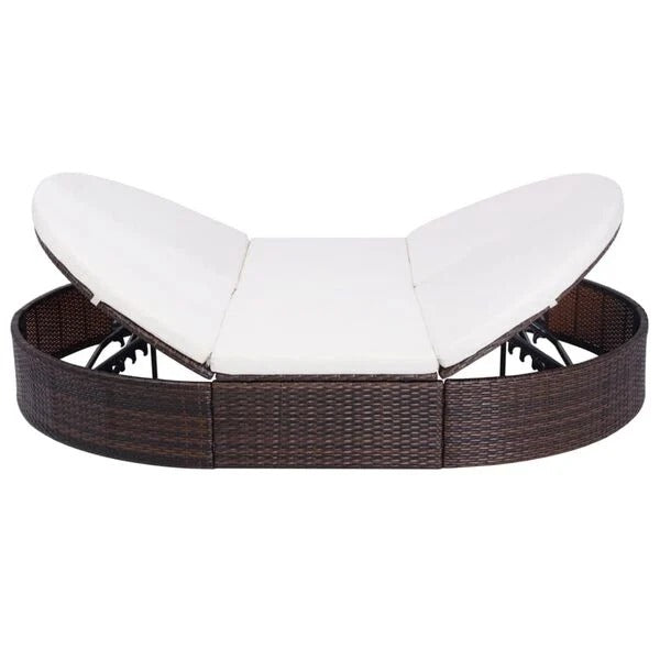 Lit de jardin ovale résine tressée marron avec dossiers inclinés et coussins blanc crème fond blanc