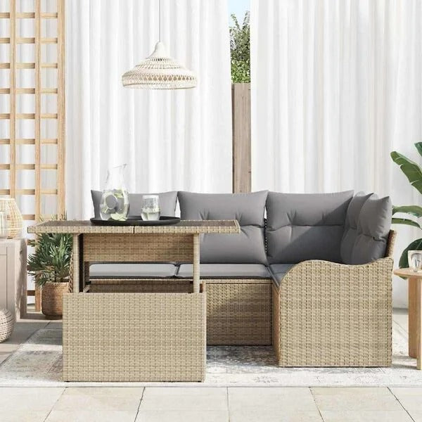 Vue latérale du salon de jardin en rotin extérieur avec canapé d'angle et table centrale sur terrasse