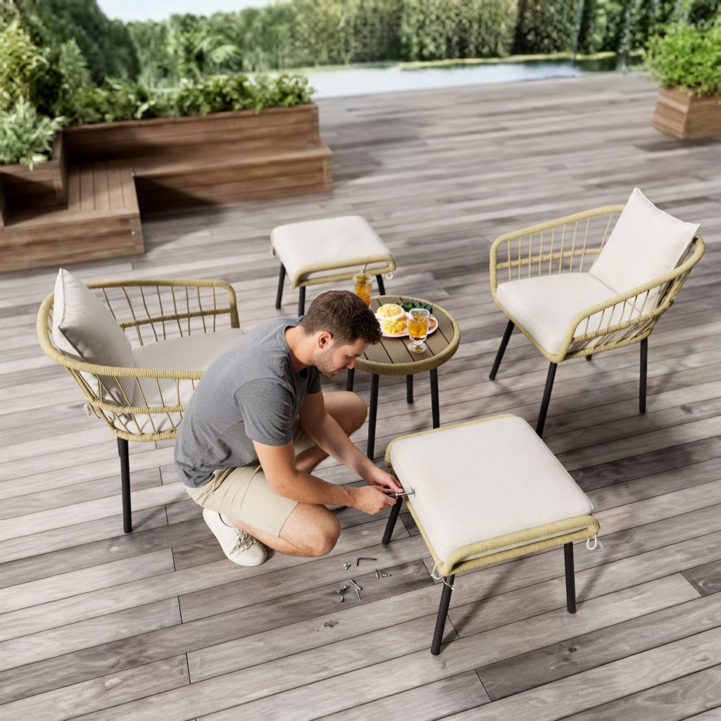 Homme en train d'assembler un repose-pieds du salon de jardin en rotin naturel sur une terrasse
