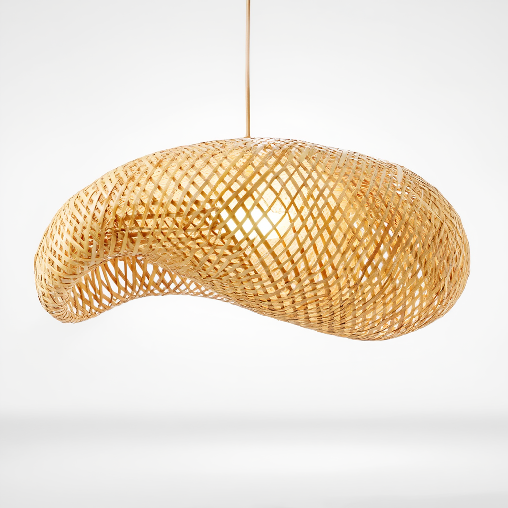 Suspension Luminaire Rotin Bambou Naturel Beige 
          Forme Organique Asymétrique Fond Blanc