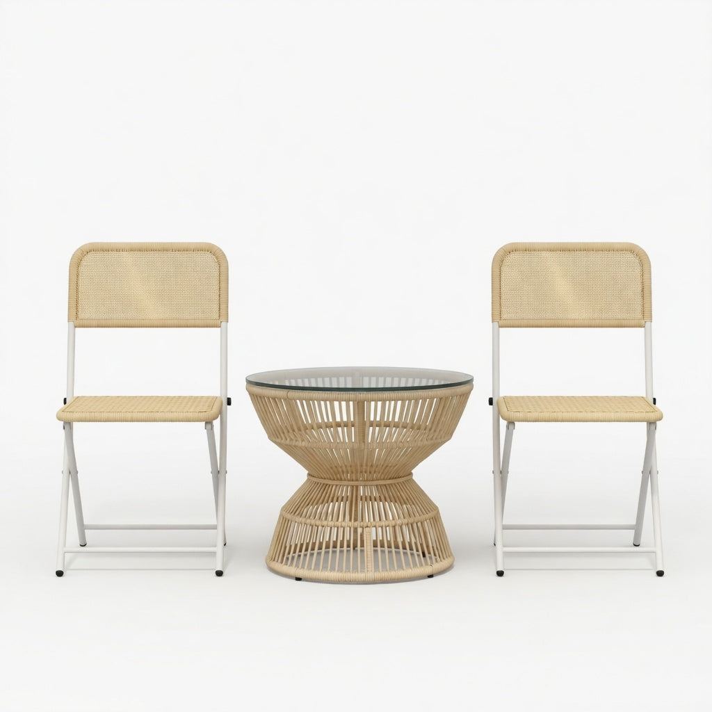 Table basse ronde en rotin avec plateau verre et 2 chaises pliantes rotin, vue de face sur fond blanc