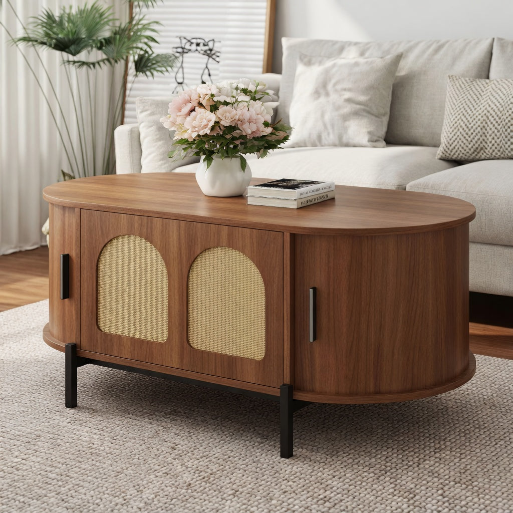 Table basse ovale en bois noyer et rotin avec 2 portes en arche posée dans un salon avec canapé beige