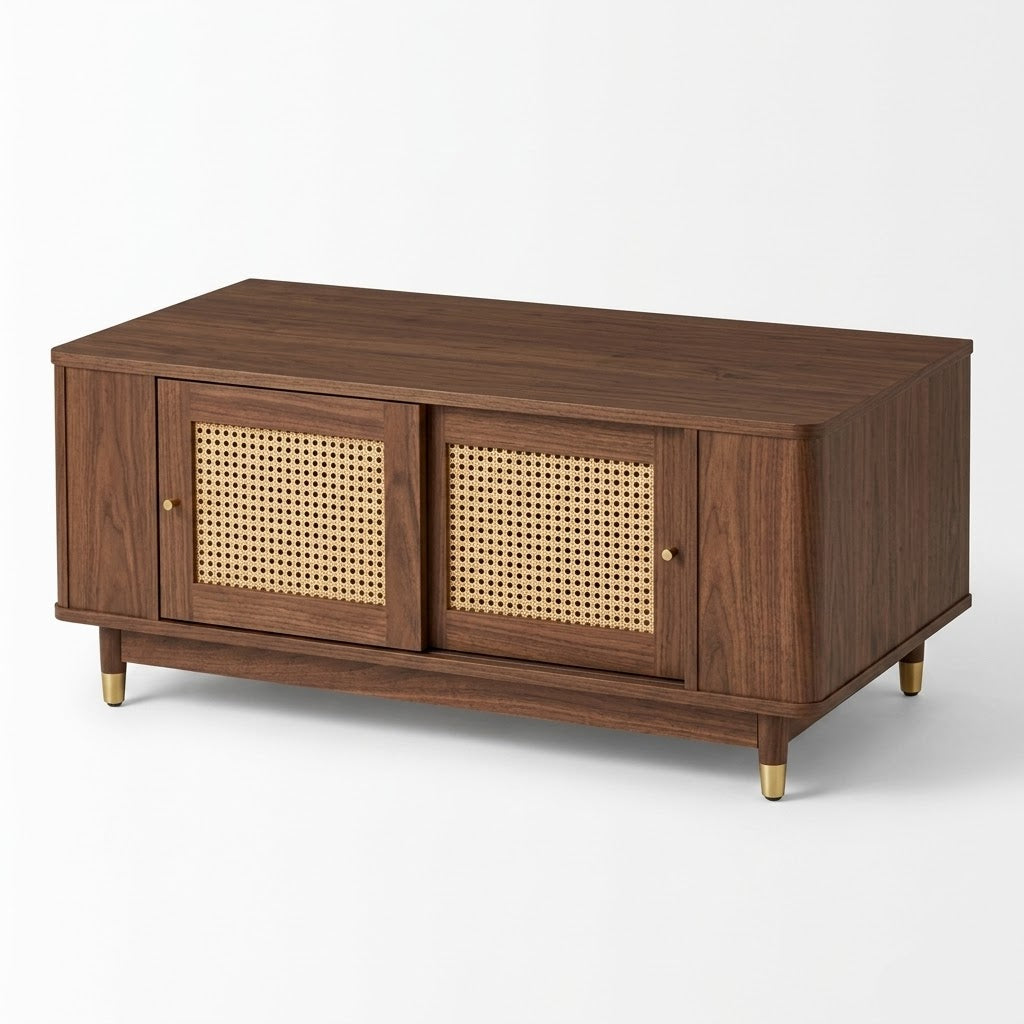Table basse rectangulaire en bois noyer avec 2 portes coulissantes à insert rotin et pieds dorés, vue de trois quarts sur fond blanc