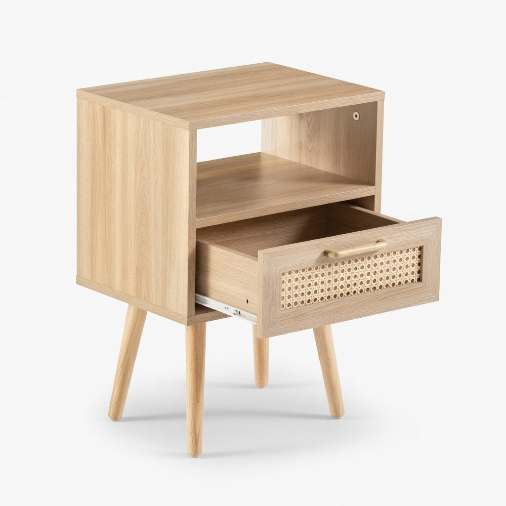 Table de chevet en bois beige avec tiroir à façade rotin ouvert et niche supérieure, vue de trois quarts sur fond blanc