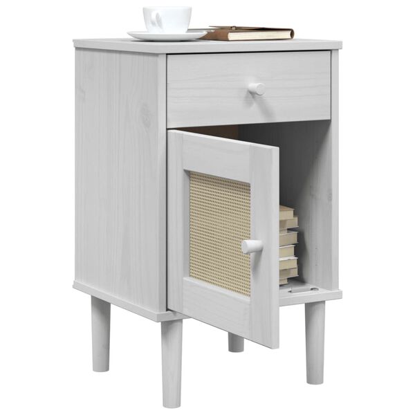 Table de chevet en bois blanc et rotin avec 1 tiroir et 1 porte ouverte, vue de trois quarts sur fond blanc