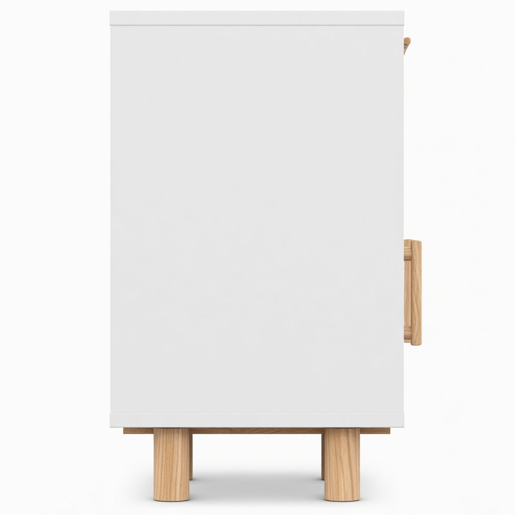 Vue de profil d'une table de chevet blanche avec pieds cylindriques en bois et poignée en bois massif