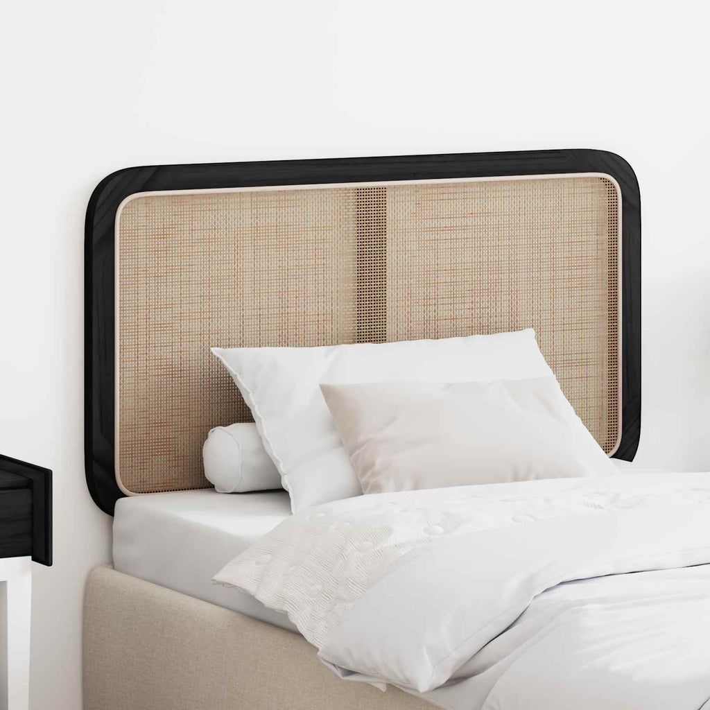 Tête de lit rectangulaire en rotin naturel avec cadre noir installée sur un lit dans une chambre blanche